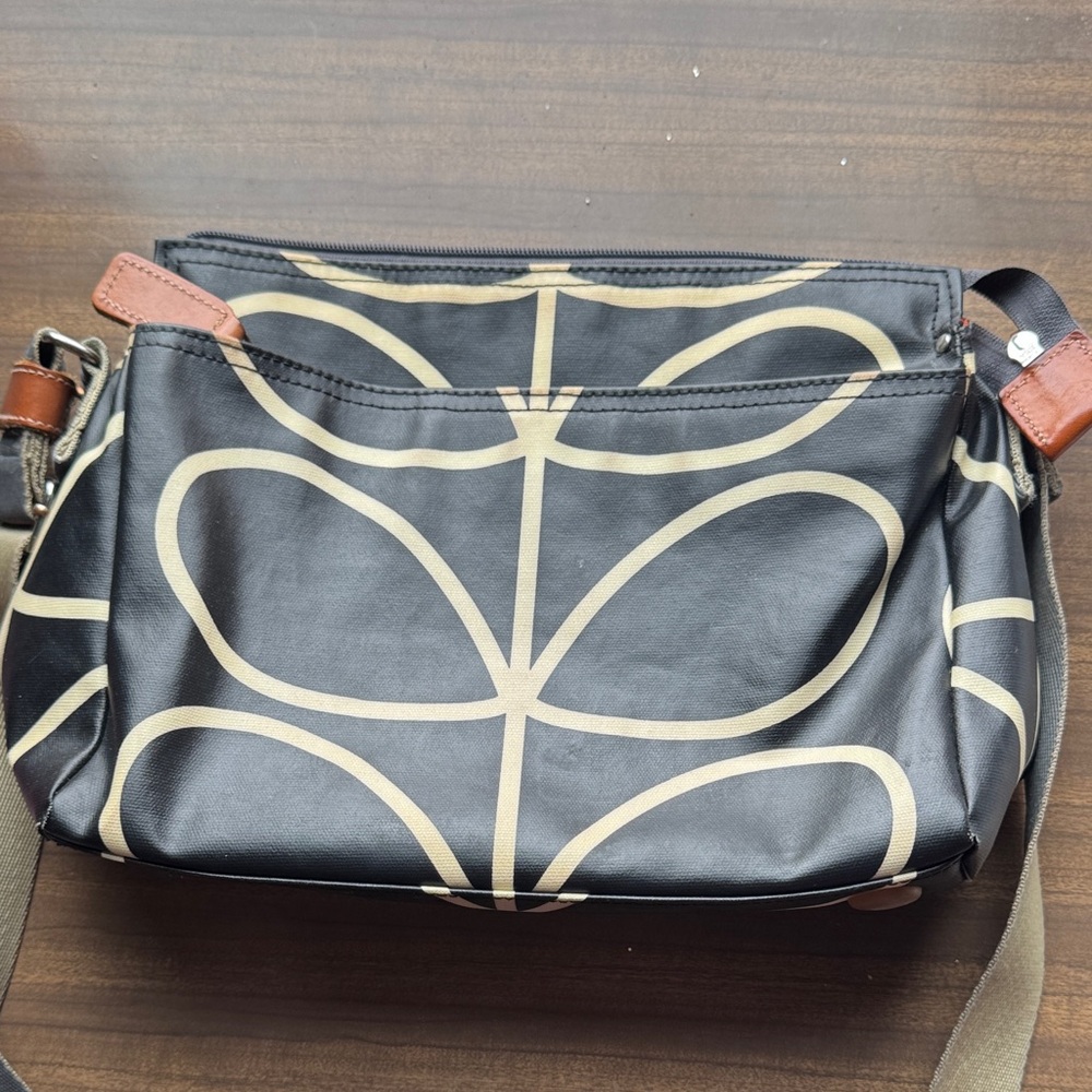 Fielder Crossbody - Linear Stem Liquorice orla kiley